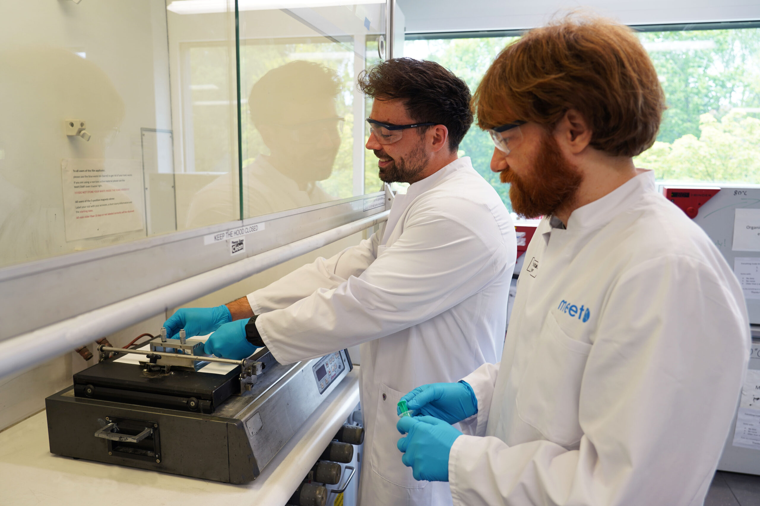 Nils Flothkötter (hinten) und Jannis Bröker (vorne) beim manuellen Beschichten einer Elektrode am MEET Batterieforschungszentrum. Dieser Prozess ist entscheidend für die Herstellung der Zellkomponenten zur anschließenden elektrochemischen Charakterisierung.