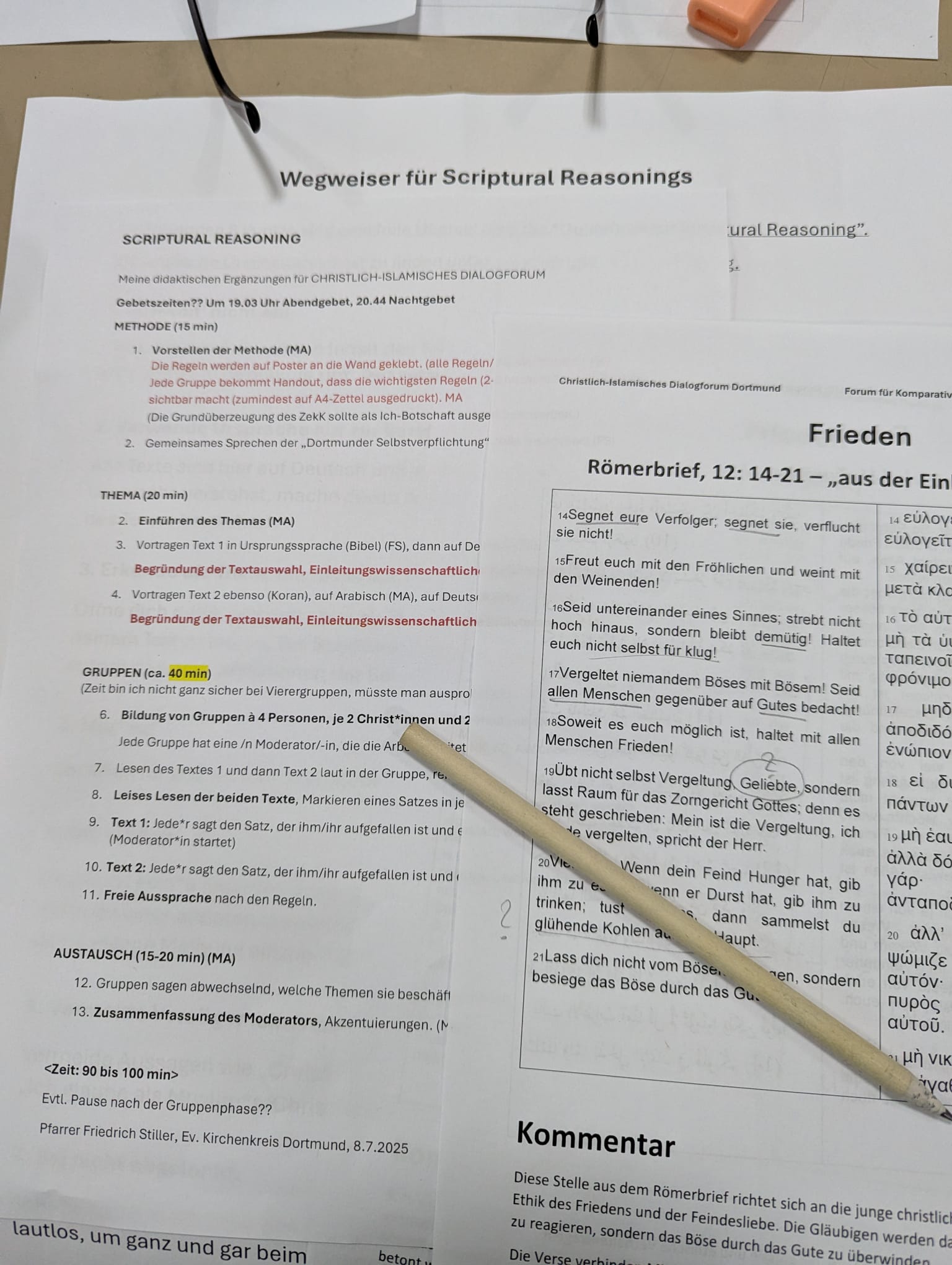 Papiere auf denen ein Stift liegt.