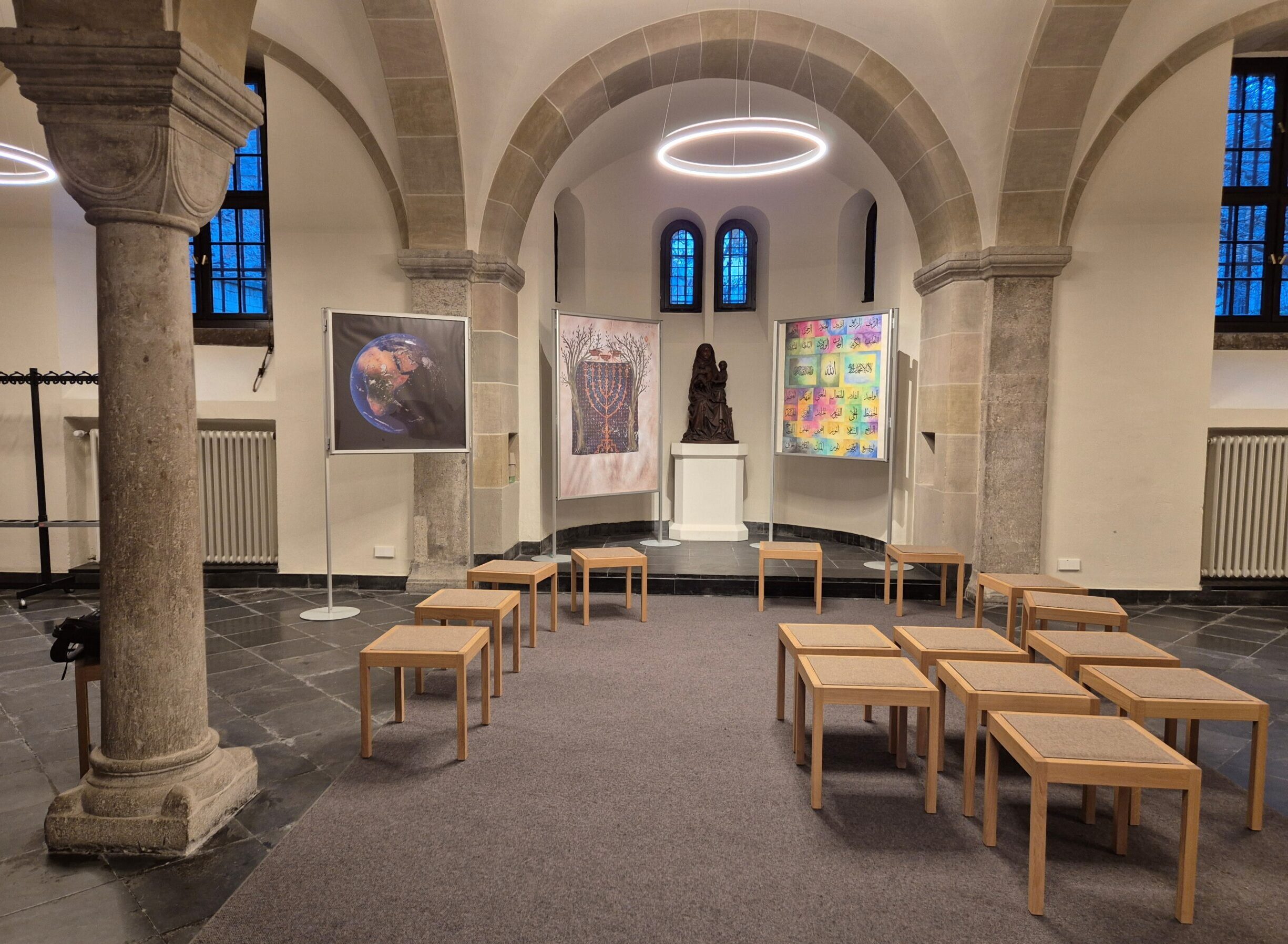 Blick in einem Raum in einer Kirche.