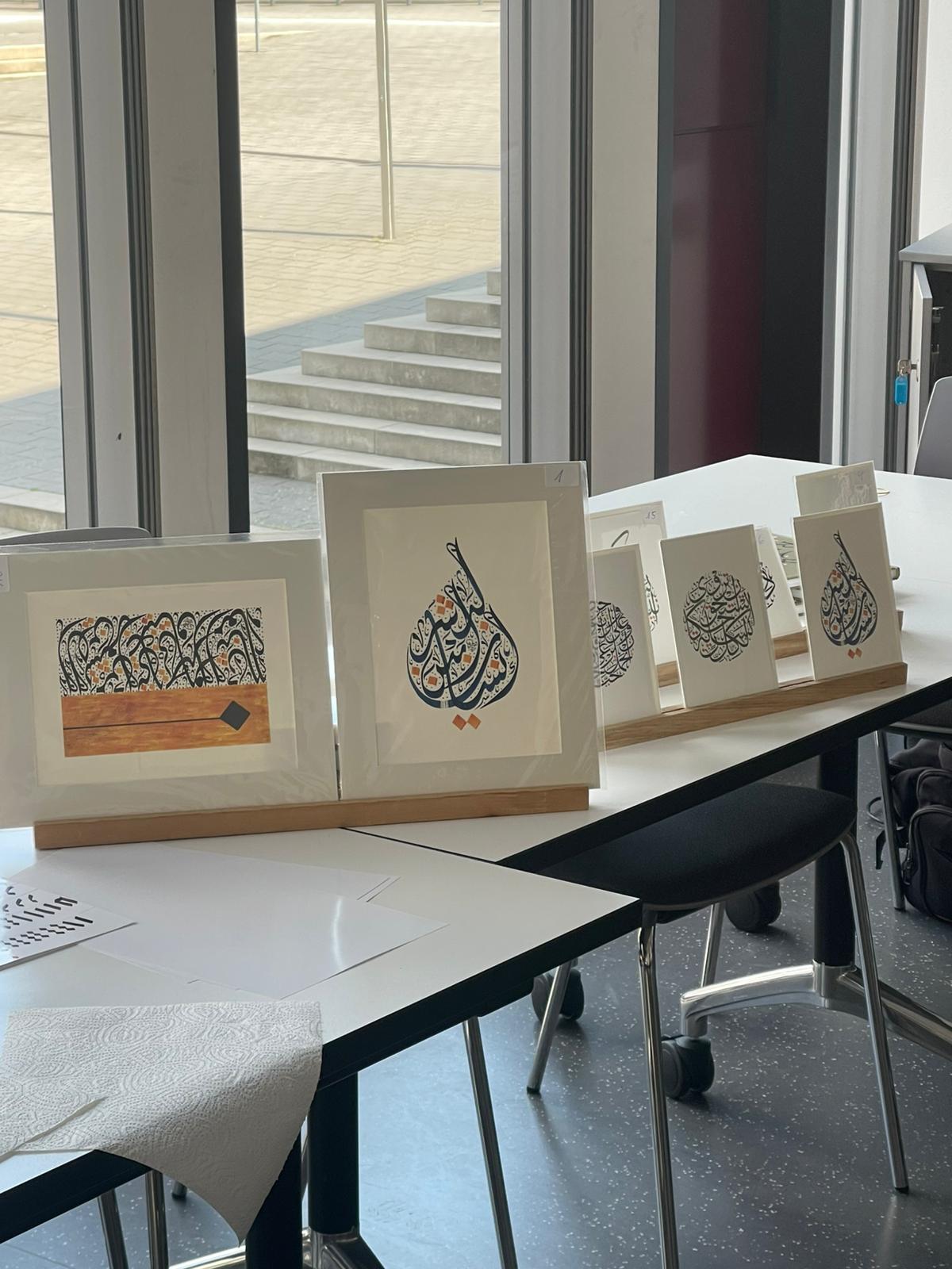 Kalligraphien stehen auf einem Tisch