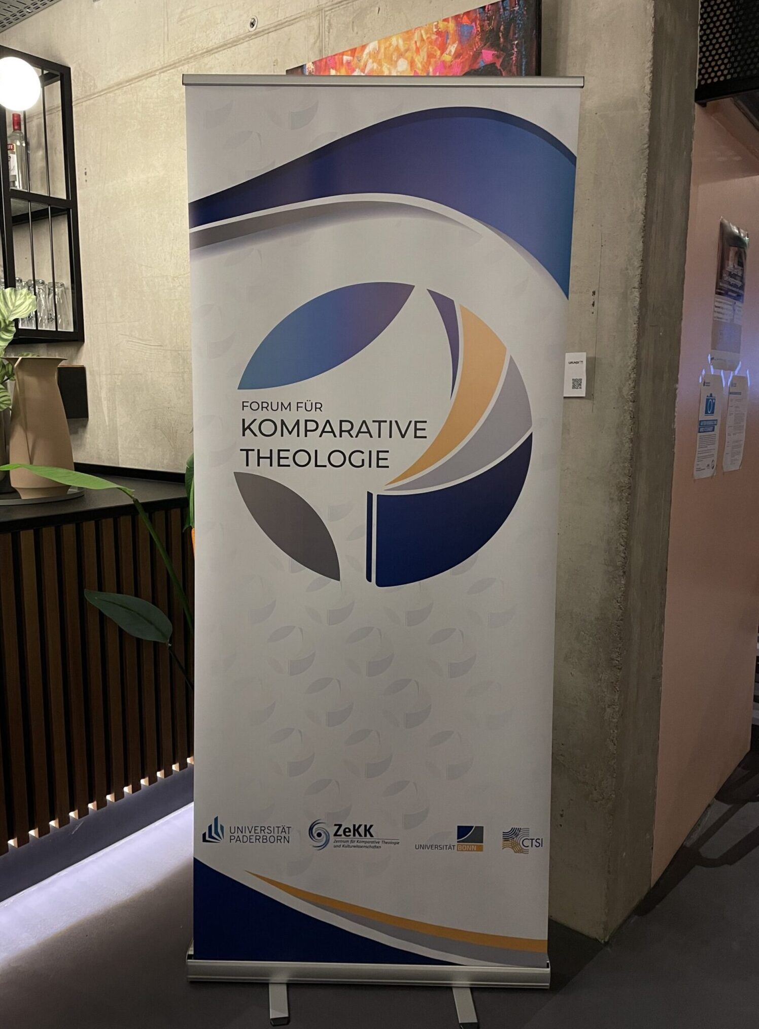 Ein Banner steht in einem Raum