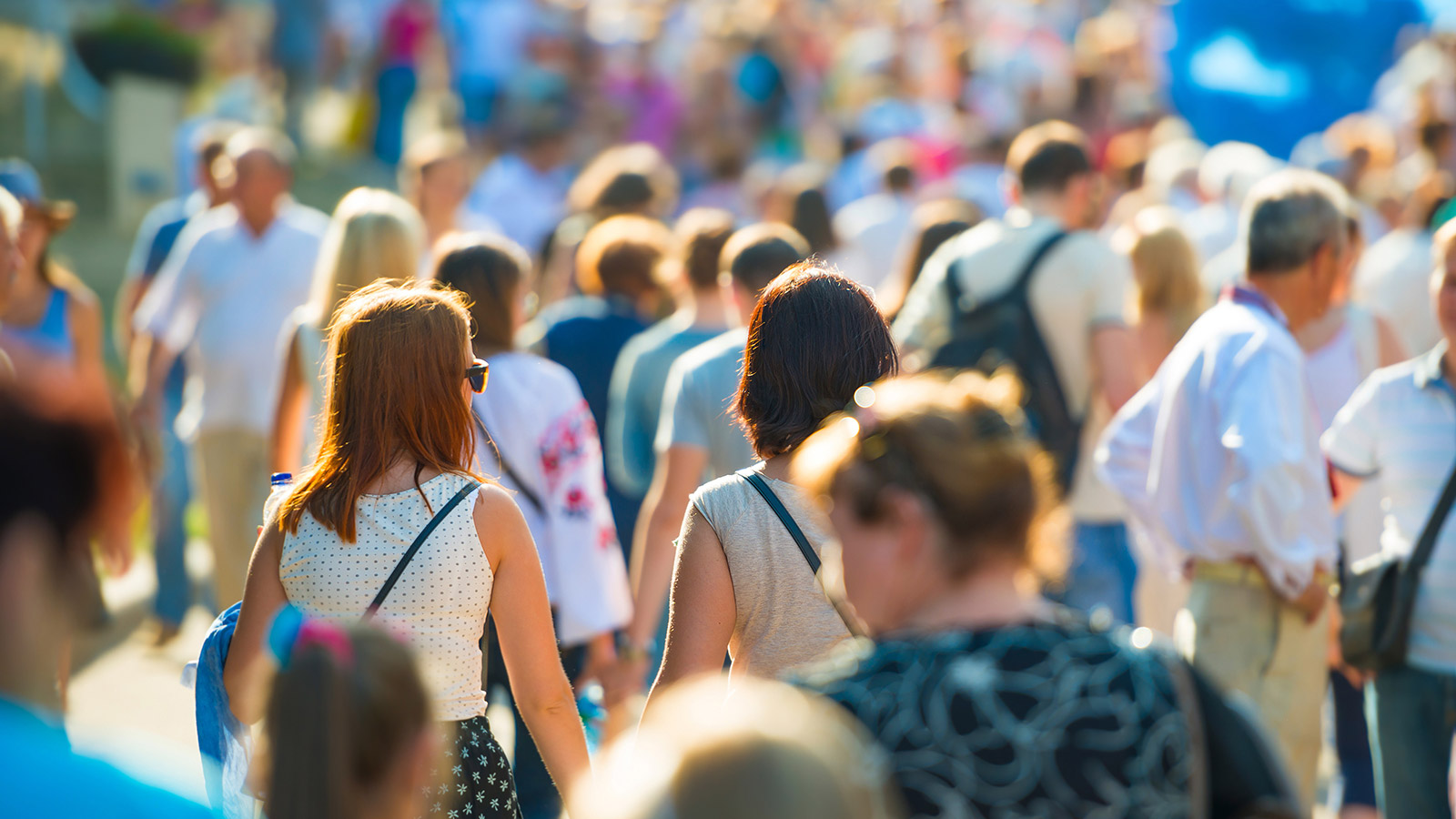 Menschen laufen in der Straße einer Stadt