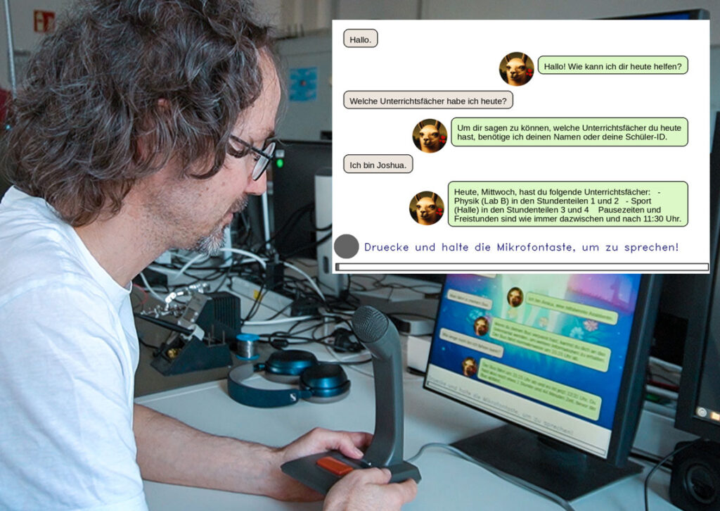 Im Bild sitzt eine Person an einem Tisch vor einem Mikrofon. Auf dem Computerbildschirm wird eine Chat-Konversation angezeigt: Joshua fragt "Hallo" und der Chatbot antwortet mit "Hallo! Wie kann ich dir heute helfen?". Joshua bittet um seine Unterrichtsfächer für den Tag, worauf der Chatbot erklärt, dass er den Namen oder die Schüler-ID benötigt, um diese anzuzeigen. Joshua nennt seinen Namen und der Chatbot listet seine Fächer für den Mittwoch auf: Physik (Lab B) in den Stundenteilen 1 und 2, Sport (Halle) in den Stundenteilen 3 und 4, sowie Pausezeiten und Freistunden zwischen und nach 11.30 Uhr. Eine Anweisung auf dem Bildschirm lautet: Drücke und halte die Mikrofontaste, um zu sprechen!
