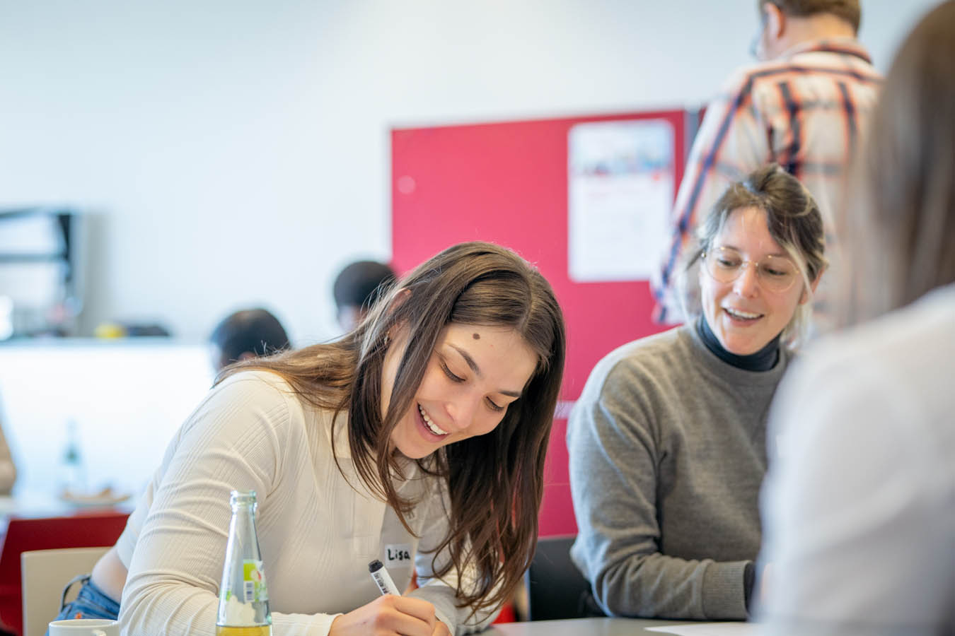 Während einer Arbeitsphase notieren Workshopteilnehmende ihre Gedanken in Gruppenarbeit.